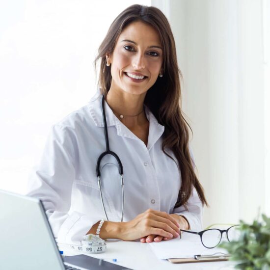 Jeune médecin rendant un avis de téléexpertise.